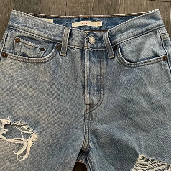 ~ SOLD ~ LN LEVI's Wedgie Light Wash Destructed Raw Hem Denim Jeans 25W, 26L - Picture 2 of 7